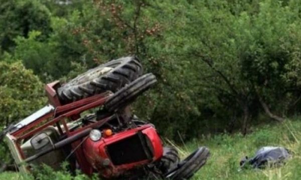 Traktor okrenuo se pao