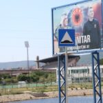 U nastavku suđenja Tačiju: Demaći bio „glavni…nad vojskom“ Tači i Veselji , bilbord, Mitrovica