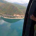 General KFOR-a u helikopteru nad Brnjakom, nadgleda situaciju