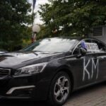 Aktivisti PSD – bivše Samoopredeljenje, na vozila vlade postavljalo nalepnice „KM“