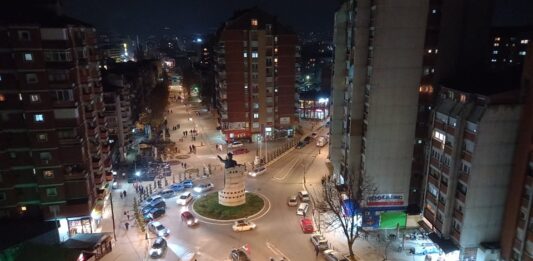 Kosovska Mitrovica Sever trg noć