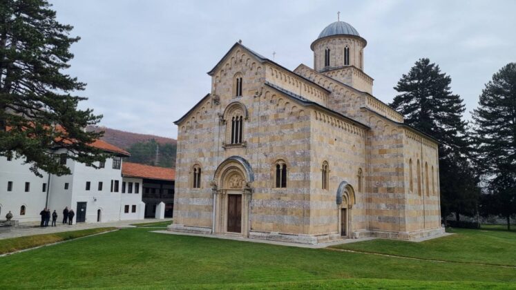 V dečani slava