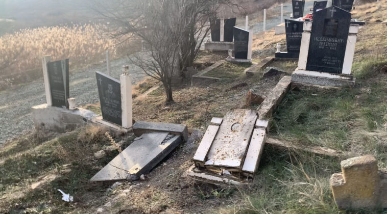 Polomljeni spomenici groblje ki&scaron;nica