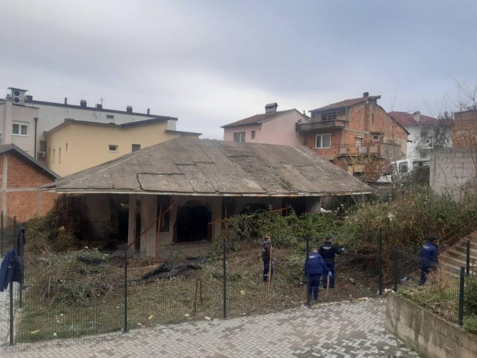 Rasčiščavanje dvorišta crkve Setog Nikole u Prizrenu