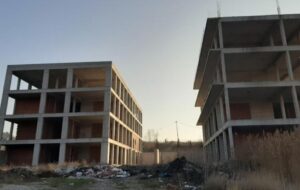Nedovršene zgrade u kojima je trebala da bude bolnica u Gračanici