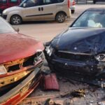 K.Mitrovica: Pijan Krajslerom udario u više parkiranih automobila, jedno lice lakše povređeno