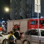 Vatrogasci preko balkona ušli u stan u centru Severne Mitrovice; ženu pronašli živu Vatrogasci manji požar mitrovica