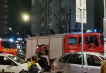 Vatrogasci preko balkona ušli u stan u centru Severne Mitrovice; ženu pronašli živu Vatrogasci manji požar mitrovica