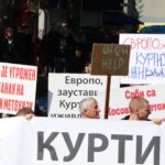 Penzioneri na severu Kosova pozvali na opštenarodni skup, podržala ih Srpska lista protesti mitrovica transparent