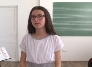 Bratstvo Svetih Arhangela poklonilo električni klavir Magdaleni iz Batusa magdalena savić