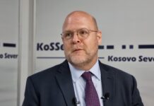 Hovenijer: Otvaranje mosta u Mitrovici u ovom trenutku moglo bi da ugrozi lokalnu zajednicu i NATO vojnike, uključujući i američke Ambasador SAD Džef Hovenijer Intervju