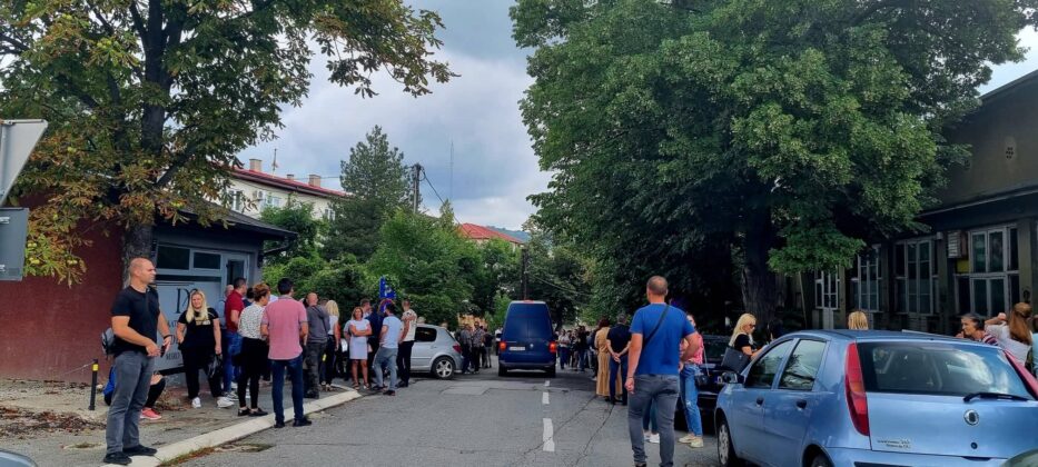 okupljeni građani policijska stanica severna mitrovica