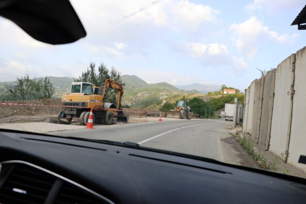 FOTO: Radovi na proširenju puta kod baze KP kod Jarinja