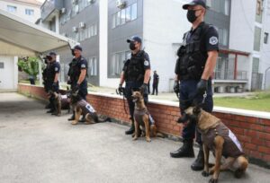 Kosovska policija službeni psi