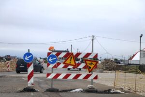 znak radovi na putu Priština Mitrovica