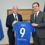 Predsednik FIFA-e posetio Prištinu, poklonio Kurtiju dres i loptu