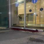 Aktivisti PSD-a trešnjama gađali zgradu vlade, pa i Kurtija trešnje zgrada vlade