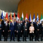 Kurti iz Berlina o dronovima, nedostajanju, demokratiji, suverenitetu, tablicama, ZSO.. "Kosovo je proaktivan i konstruktivan partner i akter. Zato sam naglasio da tražimo saradnju zasnovanu na uzajamnom uvažavanju i ravnopravnosti i saradnju koja promoviše pravila i vrednosti EU, koja omogućava napredak i unapređuje demokratiju", srž je poruke Aljbina Kurtija na samitu ZB u Berlinu juče. "Zahvalio sam se EU i Nemačkoj što su naši nepokolebljivi partneri", kaže. Kosovski premijer se zahvalio nemačkom kancelaru Olafu Šolcu zbog toga što su potpisana tri sporazuma u Berlinu i to u okvoru Berlinskog prcoesa. Tvrdi da potpisani sporazumi moraju da budu i sprovedeni, a pozicija Kosova u regionalnim procesima poboljšana. "Kosovo treba da vodi regionalne organizacije u kojima je član i da bude njihov domaćin", optimistično poručuje kosovski premijer. Akcenat je stavio na odnosu Kosova prema ukrajinskom ratu, odnosno invaziji Rusije. "Republika Kosovo se pridružila svim sankcijama EU protiv Ruske Federacije, jer razumemo da je ruski besplatni gas skup za bezbednost i mir Evrope, i što je najvažnije, za živote ukrajinskog naroda. Verujemo da nijedna demokratska zemlja ne bi trebalo da ostane neutralna suočena sa ruskom surovošću i agresijom u Ukrajini. Na sesiji koja je na samitu juče u Berlinu bila o bezbednosti snabdevanja energijom, Kurti je kazao da Kosovo ima sreće što se ne oslanja na ruski gas, ali se i dalje oslanja na uvoznu struju, posebno tokom zime. Energetska kriza, pogoršana ruskom agresijom u Ukrajini i Putinovom upotrebom energije kao oružja, uticala je na visoke cene struje "Kao vlada, cilj nam je da zaštitimo naše građane od rasta cena energije, ali i da obezbedimo podsticaje za povećanje energetske efikasnosti i smanjenje potražnje za energijom. Ove godine naše potrebe za električnom energijom su smanjene za preko 6%. Ovaj trend nameravamo da održimo subvencionisanjem domaćinstava koja štede energiju i kupuju efikasnu opremu za grejanje. Do kraja godine donećemo prvi Zakon o obnovljivim izvorima energije, olakšati domaćinstvima i privrednicima postavljanje solarnih panela i otvoriti prvu aukciju za privatne investitore". O odsustvu Vučića na Berlinskom samitu: Nije da nam je jako nedostajao Na novinarsko pitanje o izostanku predsednika Srbije Aleksandra Vučića na samit u Berlinu, odgovorio je: „Ne znam zašto nije došao, nije da nam je mnogo nedostajao. Možda nekom, ali meni sigurno ne“. Kazavši da je na jučerašnjem samitu svaki govornik jasno osudio rusku agresiju u Ukrajini, dodao je: "A posebno pitanje energetike gde je poznato da je despotski predsednik Putin pretvorio gas u ratno oružje. Poznato je da se za takvu situaciju plašio da bude prisutan tamo gde bi očigledno bio sam i kao što je to neretko činio, žrtvuje nekog drugog umesto da se suprotstavi sa svije dužnosti i stavu države u kojoj je predsednik“, ova Kurtijeva izjava zavredila je pažnju kosovkih medija.
