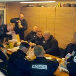 Svećlja večerao sa policajcima sa Brnjaka: Barikade ukloniti što pre, imamo kapacitete, procenjujemo situaciju Svećlja policajci sa brnjaka
