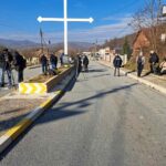 When journalists „guard“ the barricades, but guards are nowhere to be seen novinari krst rudare barikade mediji