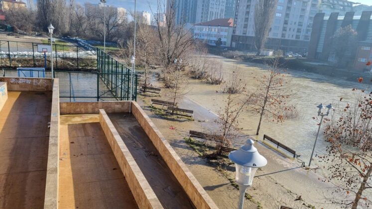 Ibar poplava kej reka Mitrovica