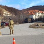Uklanja se barikada u mestu Žaže, put KM-Jarinje popodne na oko dva sata zatvoren za saobraćaj