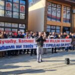U Mitrovici skup protiv postupanja Srpske liste i predsednika, zahtevaju da lokalni Srbi odlučuju o sudbini Protest Mitrovica šetalište