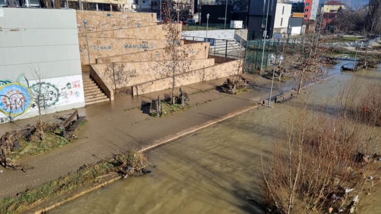 Ibar poplava kej reka Mitrovica
