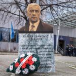 U kritici Kurtiju PSD postavio kartonsku bistu Olivera Ivanovića ispred zgrade kosovske vlade