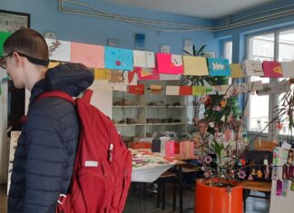 Učenici iz Gračanice u još jednoj novogodišnjoj prodajnoj izložbi čestitki i drugih rukotvorina Prodaja novogodišnjih čestitki Gračanica