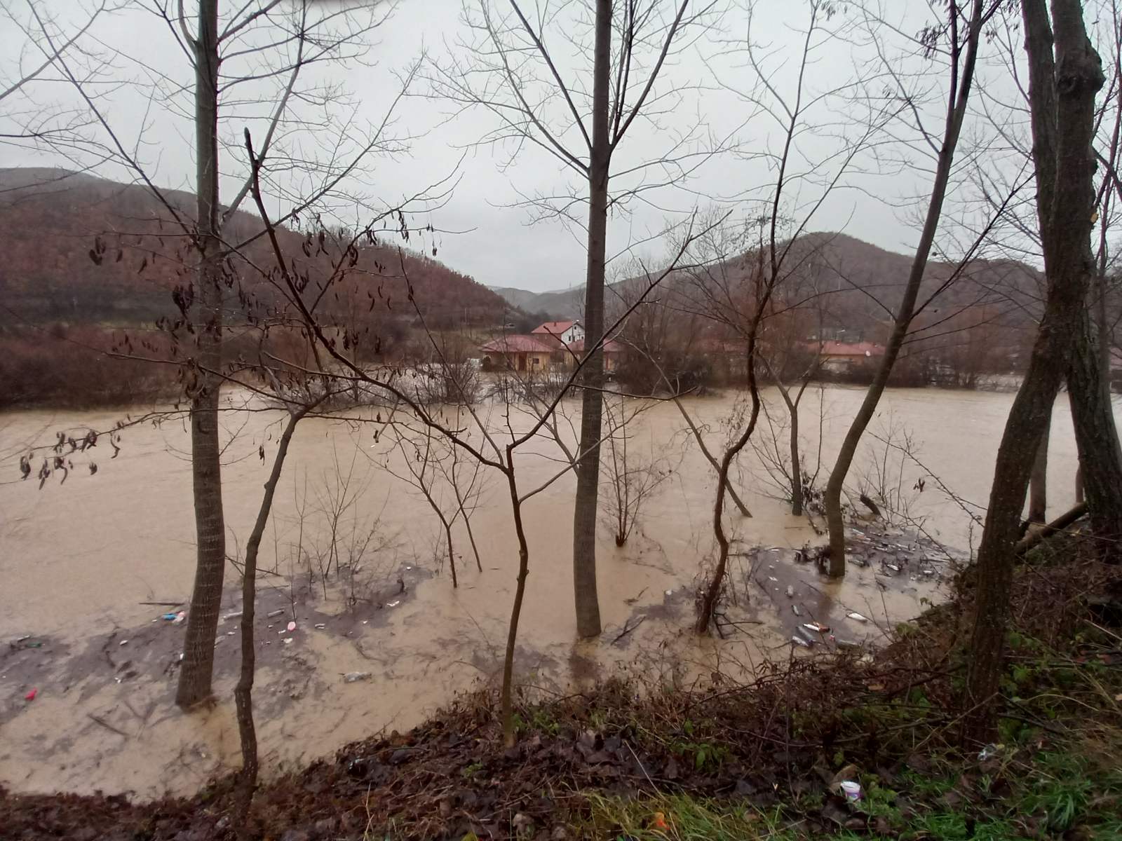 Crna Gora: Olujne kiše izazvale poplave, vodopad kod Šavnika ugrozio obližnje selo