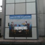 Aktivisti SDP-a postavili plakat na zgradu Vlade sa karikaturom Vučića i Kurtija
