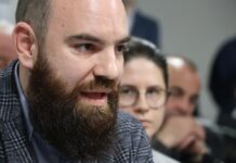 America Leaving Kosovo? Dragutin Nenezić je pravnik iz Beograda koji više od deset godina radi na Kosovu. Tokom rada u advokaturi, savetovao je i zastupao stranke u privatizacionim i imovinskim sporovima pred prištinskim sudovima, i vremenom se profilisao kao ekspert za pitanje imovine na Kosovu i u Metohiji, u kom svojstvu je učestvovao u različitim forumima i inicijativama. Trenutno radi kao konsultant u oblasti infrastrukture, energetike i ekologije, kao i javnih politika/FOTO: KoSSev