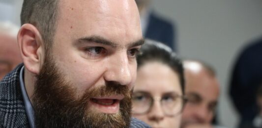 Dragutin Nenezić je pravnik iz Beograda koji više od deset godina radi na Kosovu. Tokom rada u advokaturi, savetovao je i zastupao stranke u privatizacionim i imovinskim sporovima pred prištinskim sudovima, i vremenom se profilisao kao ekspert za pitanje imovine na Kosovu i u Metohiji, u kom svojstvu je učestvovao u različitim forumima i inicijativama. Trenutno radi kao konsultant u oblasti infrastrukture, energetike i ekologije, kao i javnih politika/FOTO: KoSSev