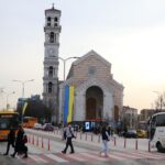 Uklonjena ogromna zastava Ukrajine iz centra Prištine nakon četiri godine, dan posle izjave Zelenskog o Kosovu kosovo katedrala priština ukrajina