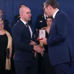 Vučić odlikovao bivšeg pripadnika KP Dejana Pantića zlatnom medaljom za hrabrost