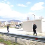 Uoči izbora „pristižu“ birački centri – kontejneri, obezbeđuje ih Kosovska policija Kontejner birački centar Tri solitera
