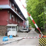 KM: Oduzete mu tablice zbog nepropisnog parkiranja i zalepljeno obaveštenje da dođe u stanicu i preuzme ih uz kaznu policijska stanica zastava Kosovo