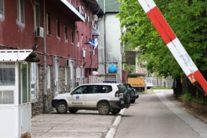 Roditelji sinoć privedenih mladića najavili protest policijska stanica zastava Kosovo
