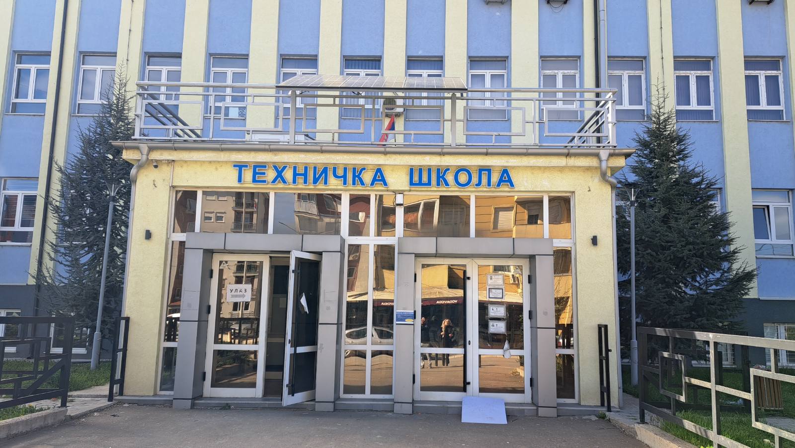 Kosovska policija ušla u Tehničku školu u Severnoj Mitrovici i prekinula predizborni skup za izbore u Srbiji