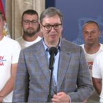 Vučić sa Srbima sa KiM koji su pešice krenuli na skup: Hvala vam što se žrtvujete i sebe postavljate kao štit za Srbiju Vučić Srbi sa Kosova skup