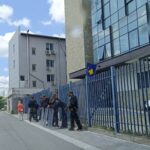 Pojačano prisustvo KFOR-a na Severu, službenici sa štitovima i ispred opštine Severna Mitrovica KFOR opština SEverna Mitrovica