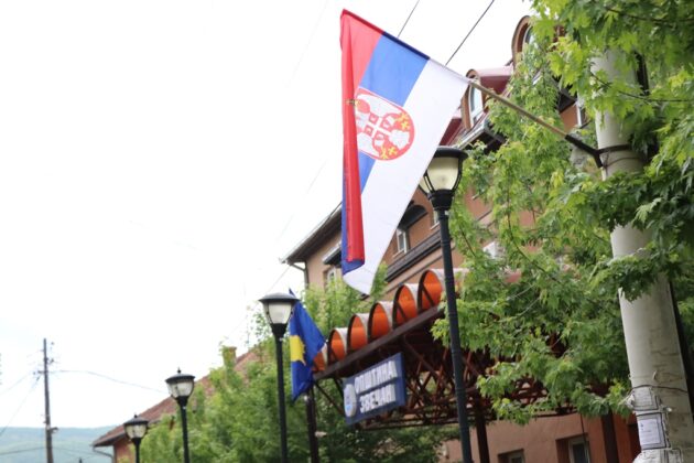 Op&scaron;tina Zvečan zastave kosovoska