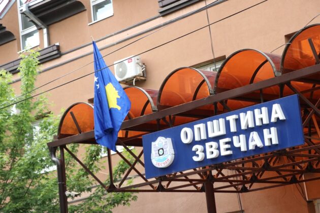 Op&scaron;tina Zvečan zastave kosovoska