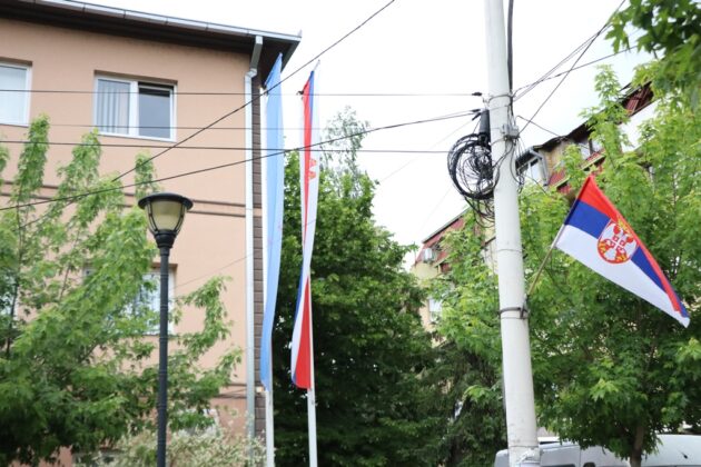 Op&scaron;tina Zvečan zastave kosovoska