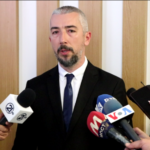 Atić: Kosovske zastave se iz Severne Mitrovice ne uklanjaju, njihovo postavljanje trajna odluka Erden Atić