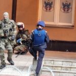 KP: Prepodne mirno, popodne oštećena tri policijska vozila, zabeleženi napadi na novinare