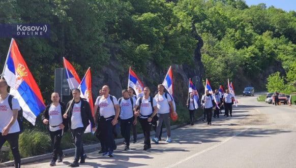 FOTO: Srbi idu pešice kod Vučića/Kosovoonline