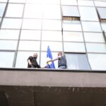 Erden Atić prvi albanski gradonačelnik Severne Mitrovice, kosovska zastava na i u zgradi opštine