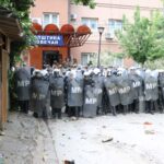 U Zvečanu sukob pripadnika KFOR-a i Srba, više desetina građana i 25 vojnika povređeno